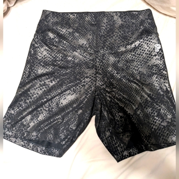 PINK Victoria's Secret Ultimate Black Snakeskin Shorts Size Medium Pink Active - Picture 1 of 3